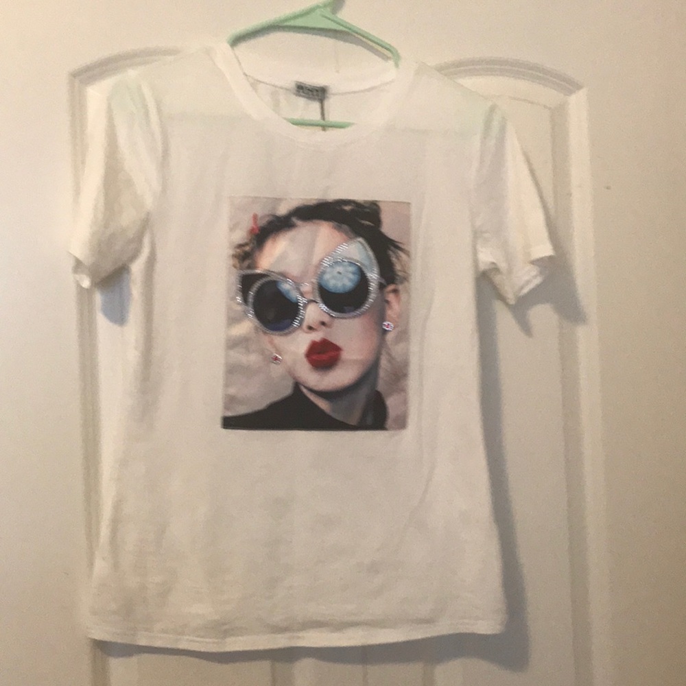 Form fitting glamour t-shirt.